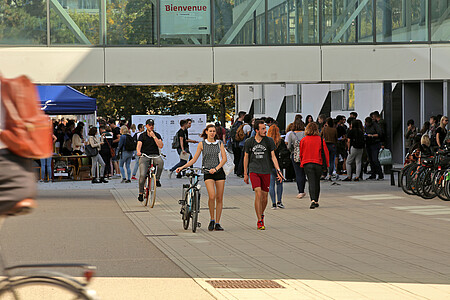 A vélo ou à pied, on se (ré)approprie le campus.