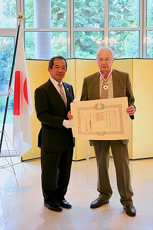Jean-Marie Lehn (à droite) en compagnie du  consul général Sato. Crédit : Consulat du Japon