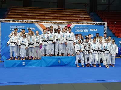 En judo, l’Université de Strasbourg remporte deux titres de champions d’Europe universitaires : une médaille d’or par équipe en mixte et un titre en individuel pour Emma Saudrais.