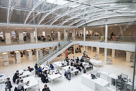 Pièce maîtresse du bâtiment, la bibliothèque baignée de lumière dispose d’un espace de près de 2 000 m2.