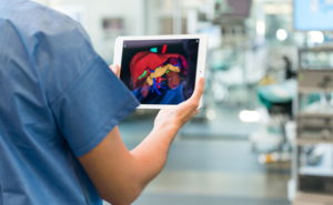 Avec Visible Patient, le clone virtuel 3D du  patient peut être manipulé et visualisé sur tablette. Crédit : Hanebna - Citeasen/Ircad