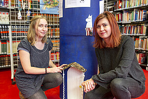 Yuna Oger et Karoliina Nyberg devant la maison bleue des Moomins, qu'elles ont construite pour les besoins de leur exposition.
