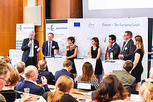 Hans-Jochen Schiewer, président d’Eucor – Le  Campus européen (au micro) lors de de la présentation des résultats du projet Interreg  « Eucor – Le Campus européen : structures transfrontalières ». 
